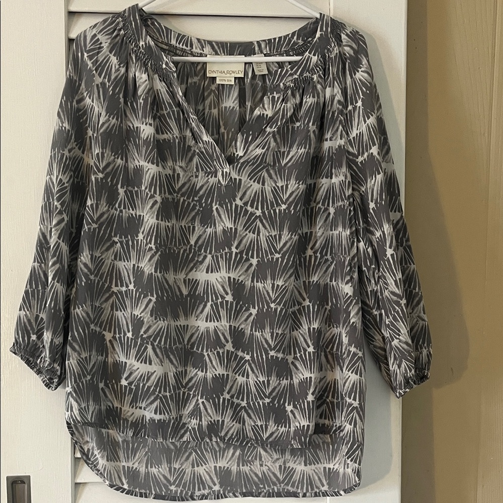 Cynthia Rowley Gray & White Abstract Peasant Top